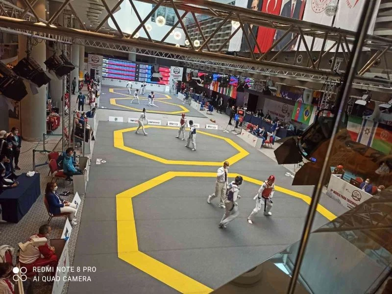 Burhaniyeli kadın antrenörün madalya sevinci
