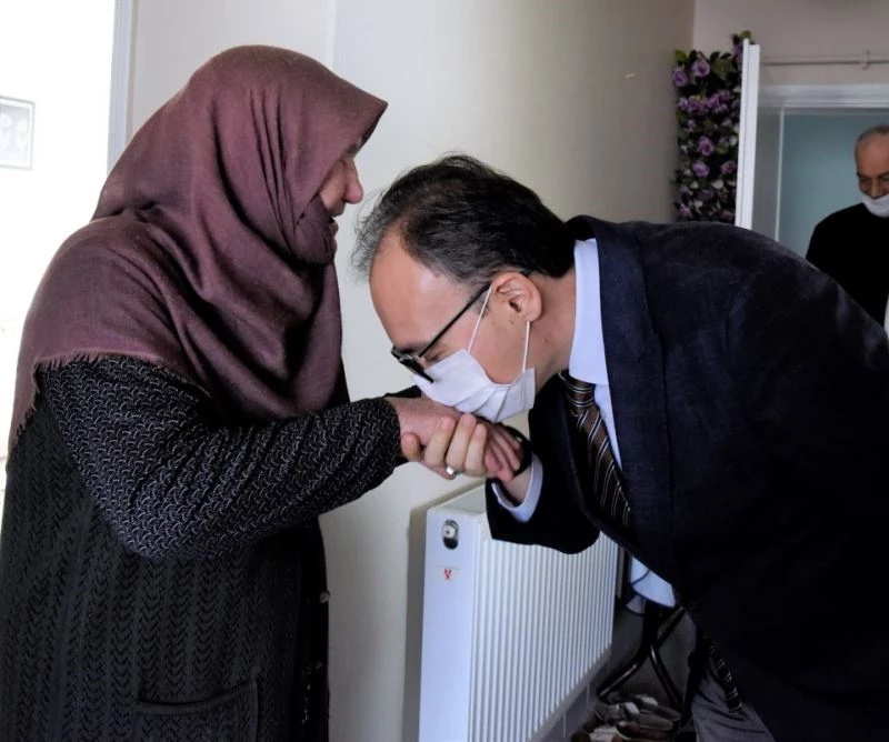 Vali Kızılkaya, şehit Kemal Ay’ın annesini ziyaret etti, elini öptü
