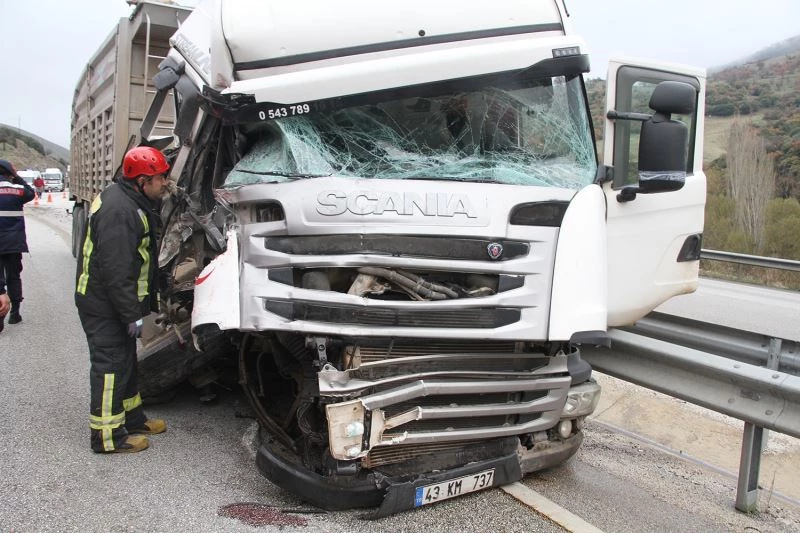 Freni tutmayan tır gemi motoru taşıyan konvoy aracına çarptı

