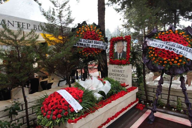 Merhum Mehmet Erdemoğlu mezarı başında anıldı

