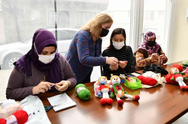 Kadınlar ilmek ilmek örüyor
