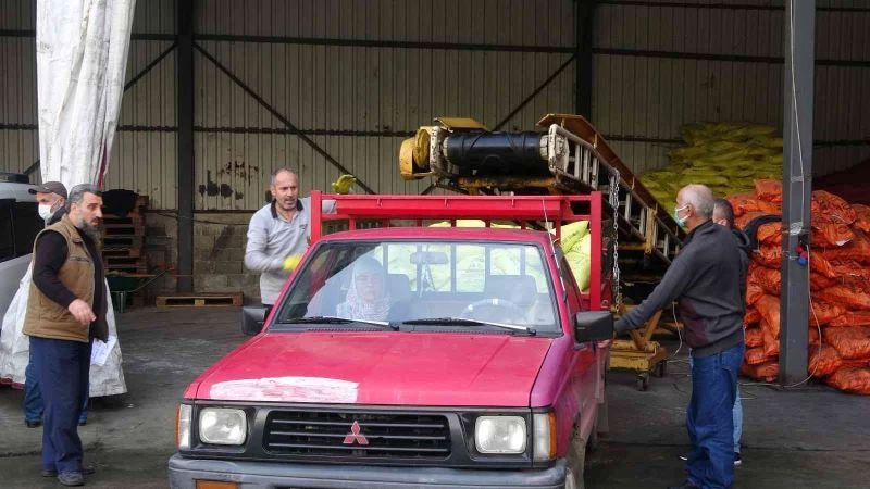 Ucuz gübre almak için kuyruğa girdiler
