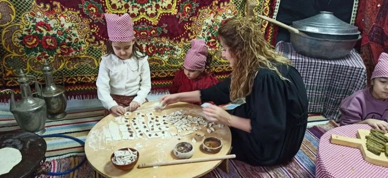 Devrekli minik eller mantı yapıp dolma sardı
