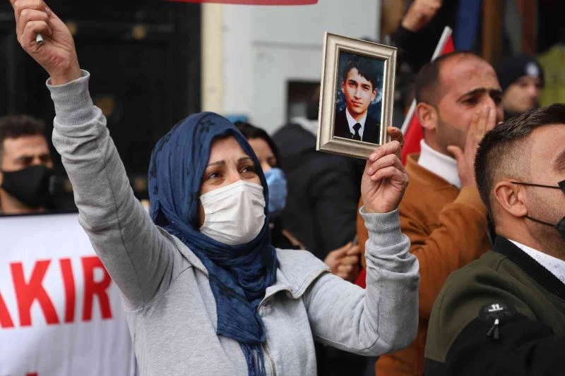 Hakkari’de evlat nöbeti tutan annelerden HDP’ye sürpriz eylem

