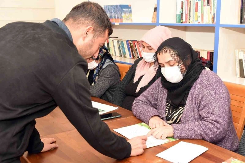 56 yaşında okuma-yazma öğrenmenin mutluğunu yaşıyor
