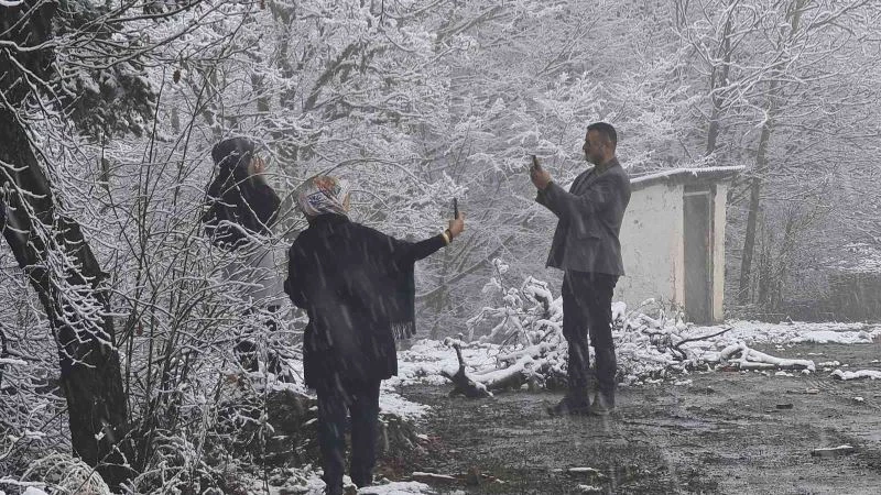 1030 rakımlı Ahmetusta geçidi kar yağışıyla beyaza bürüdü

