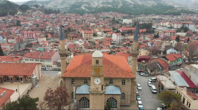 Depremin ardından ayağa kaldırılan tarihi saat kulesi ve Ulu Cami kendine hayran bıraktırıyor
