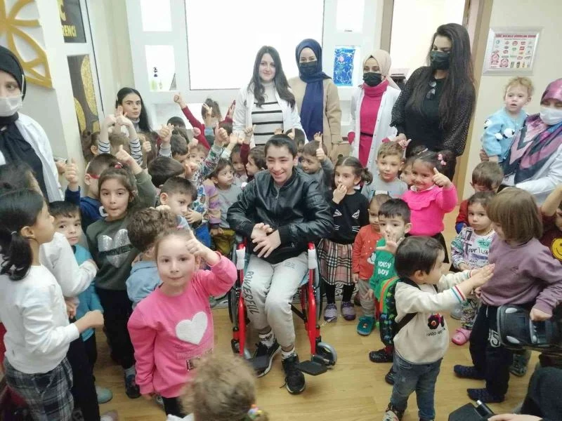 Minik öğrenciler ebru sanatıyla engeli aştı
