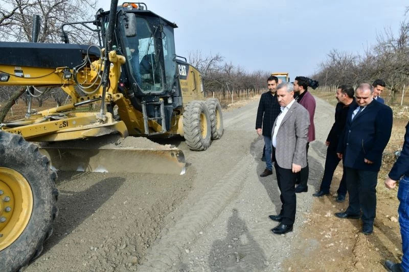 Yeşilyurt’ta kırsal mahallelerin bağlantı yollarını yenileniyor
