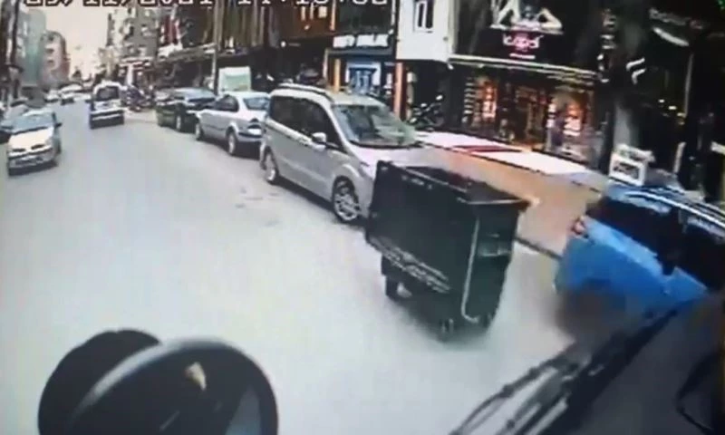 Rüzgarda hareket eden çöp konteyneri halk otobüsüne çarptı
