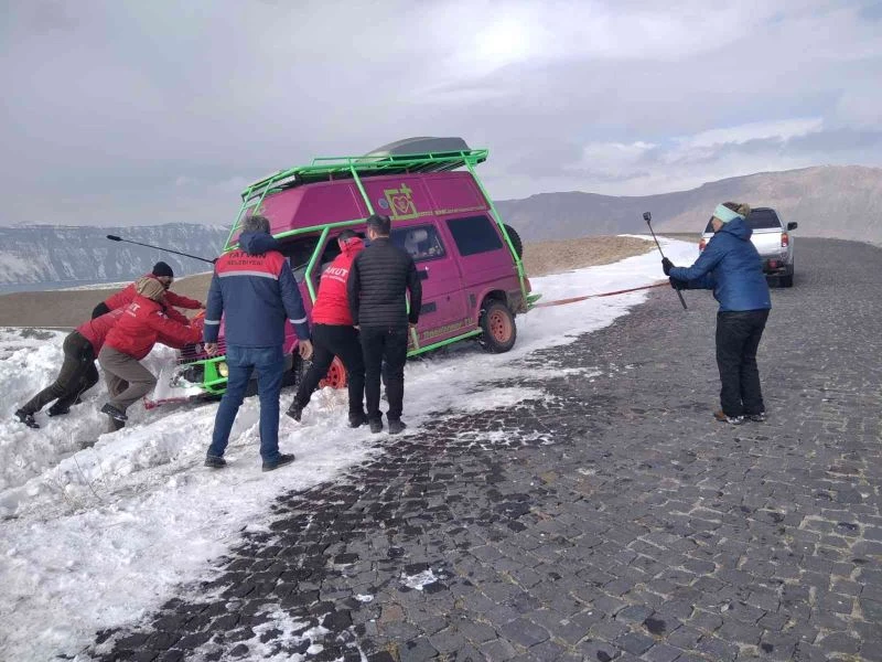 Nemrut Kalderası’nda mahsur kalan turistler kurtarıldı
