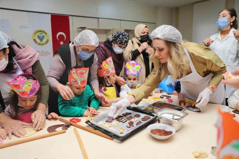 Raziye Kocaispir, minik şeflerle kurabiye yaptı
