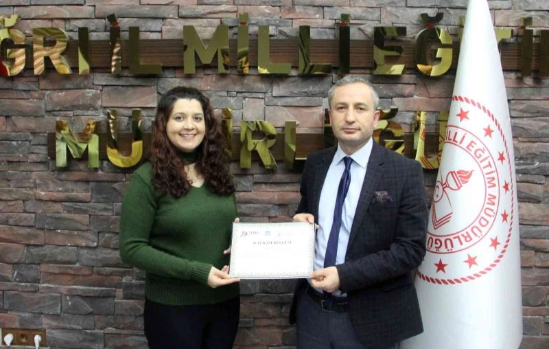 Ağrı Milli Eğitim Müdürü Kökrek, Scientix STEM eğitimi alan 40 öğretmene katılım belgesi verdi
