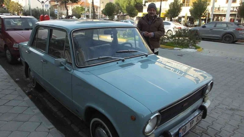 Balıkesir’de emekli müdürün eski araba tutkusu
