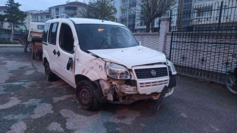 ’Dur’ ihtarına uymayarak kaçan araç sulama kanalına uçtu: 3 yaralı
