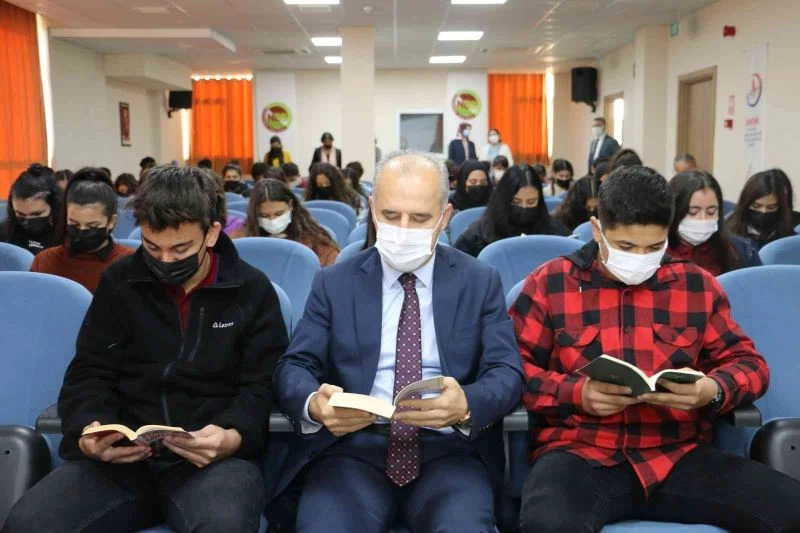 Cumhuriyet Başsavcısı İnal, öğrencilerle birlikte kitap okudu
