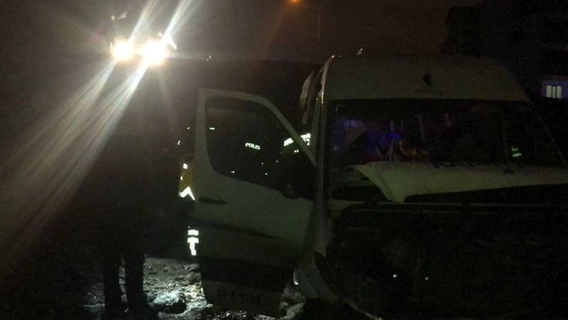 Gemlik’te fabrika işçilerini taşıyan minibüs köprü inşaatına uçtu: 5 yaralı
