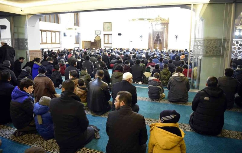 Başkan Pekyatırmacı öğrencilerle birlikte saf tuttu
