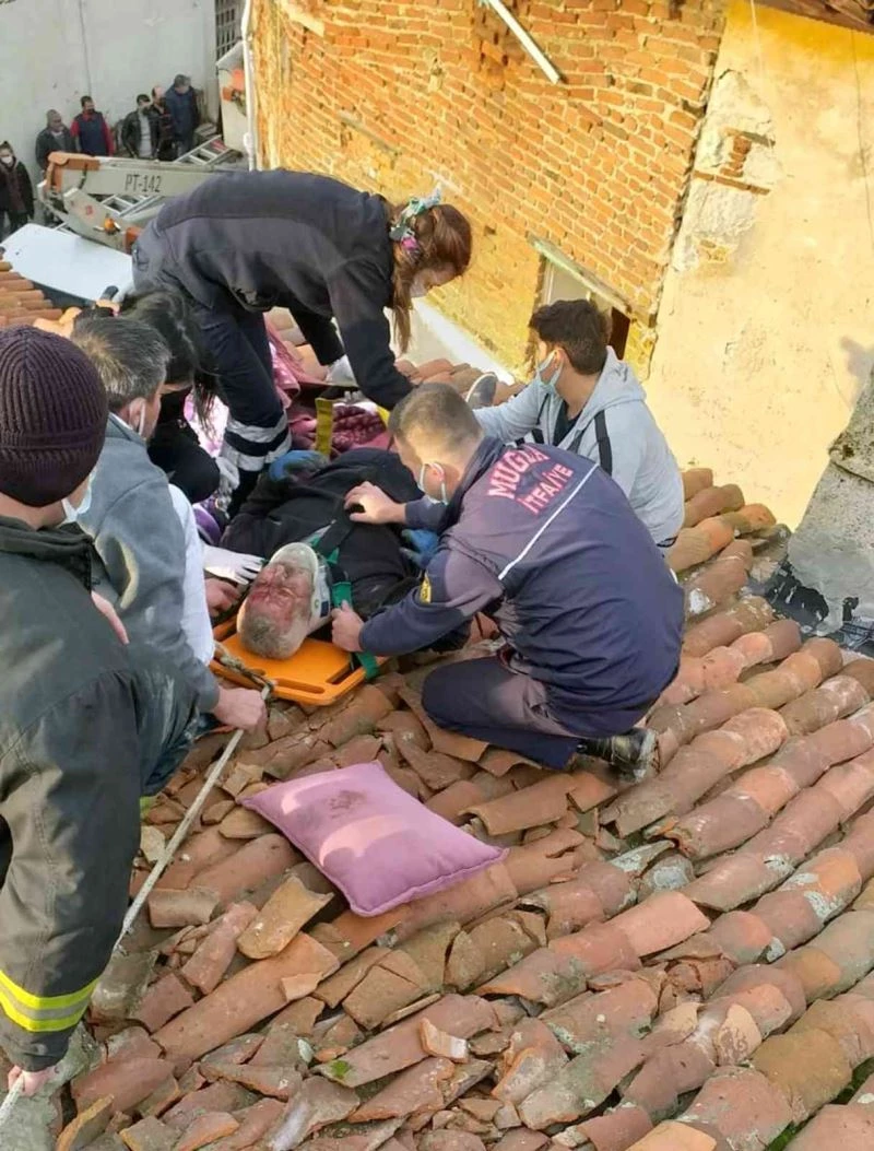 Çatıda kiremit aktarırken düştü
