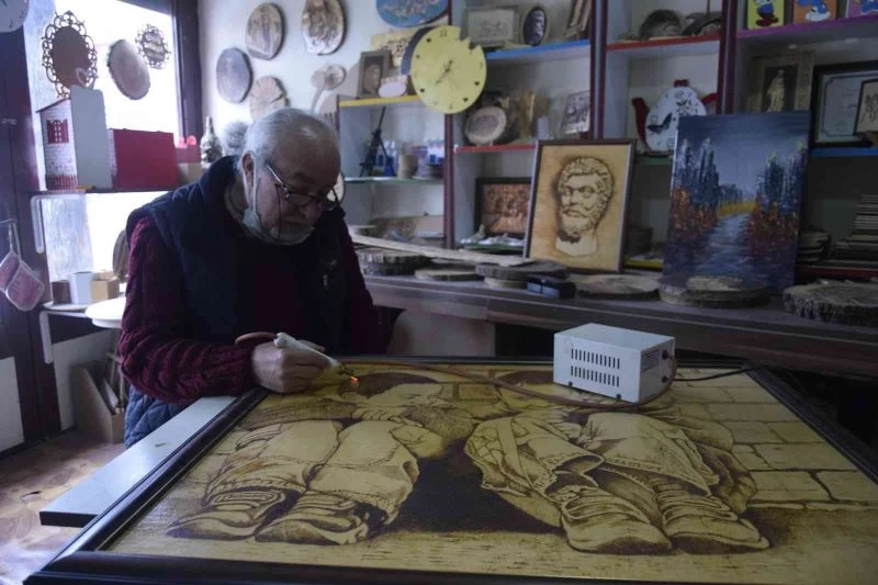 Ahşapları yakarak sanata dönüştürüyor