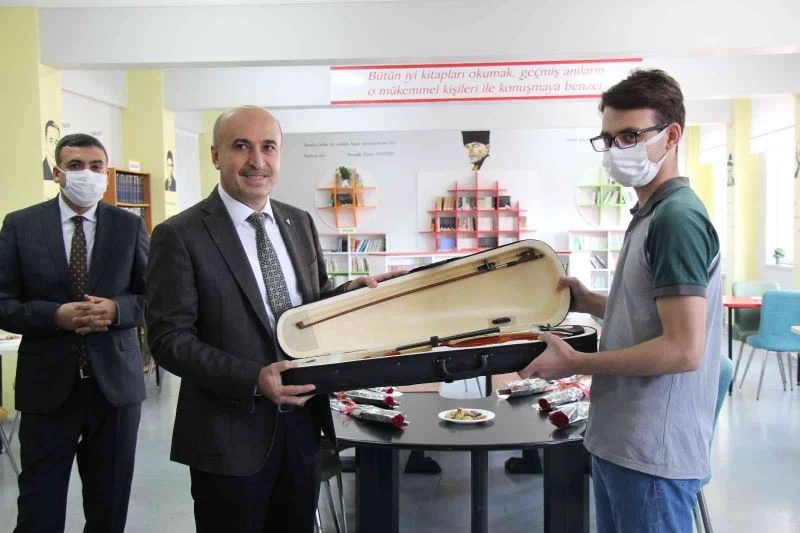 Yarışmada dereceye giren öğrenciye Milli eğitim müdürü tarafından keman hediyesi 