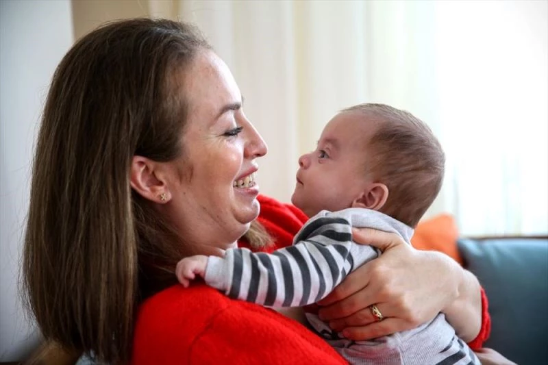 Yoğun bakımdaki anne ile prematüre bebeğinin yaşam savaşı mutlu sonla bitti