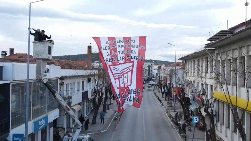 Ayvalık’ta liderlik hedefi ilçeyi bayraklarla donattırdı
