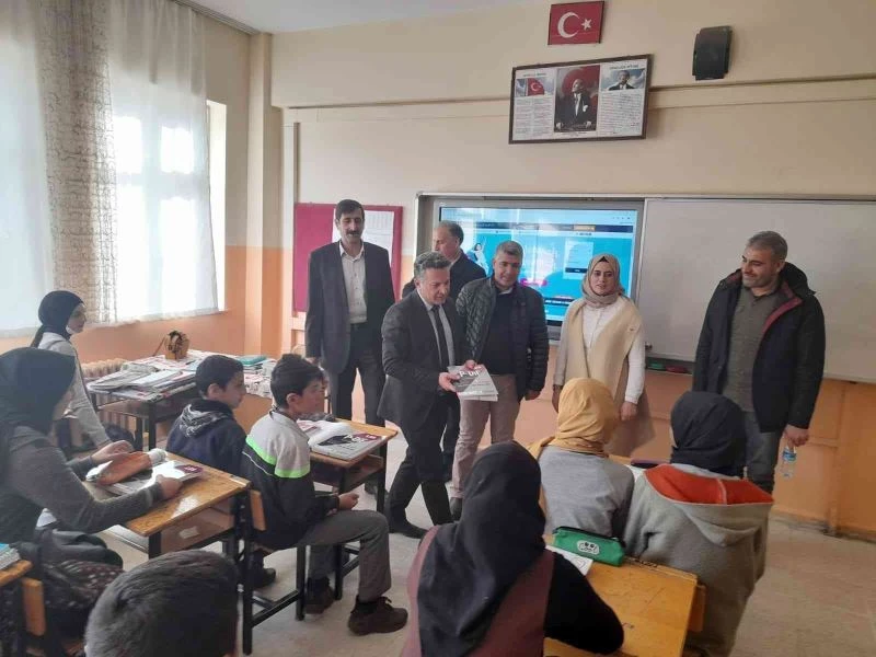 Yazıkonak Belediye başkanı, Bingöl’deki öğrencilere kitap dağıttı
