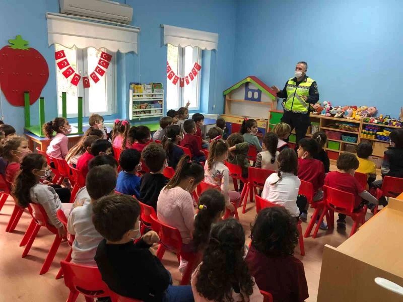 Jandarmadan 8 bin 263 öğrenciye trafik kurallarıyla ilgili eğitimler verildi

