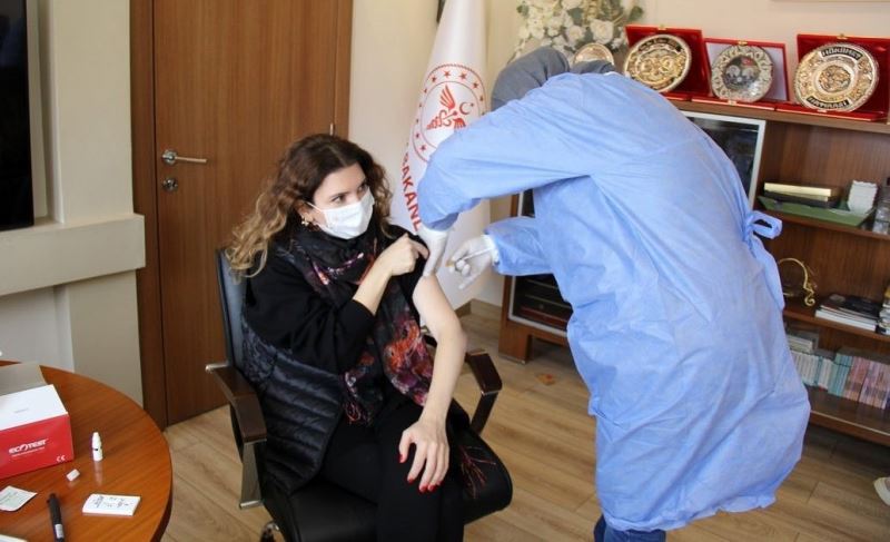 Tiyatrocular üçüncü doz aşılarını Erzincan’da vuruldu
