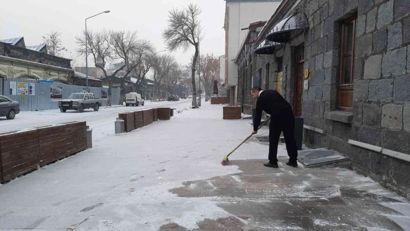 Karslılar güne kar yağışıyla başladı
