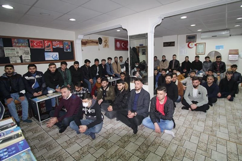 Başkan Pekmezci, ülkücü gençlerle bir araya geldi
