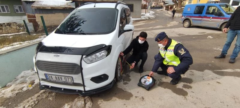 Çayırlı’da jandarma ekipleri, kış lastiği konusunda sürücüleri bilgilendirdi
