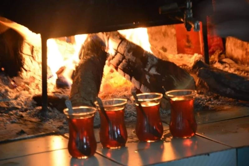Odun ateşinde çay içmek için kilometrelerce yol gidiyorlar
