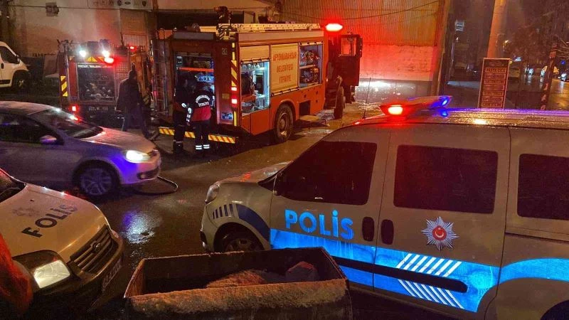 Oto tamirhanesinde çıkan yangında iş yeri ve 2 araç zarar gördü
