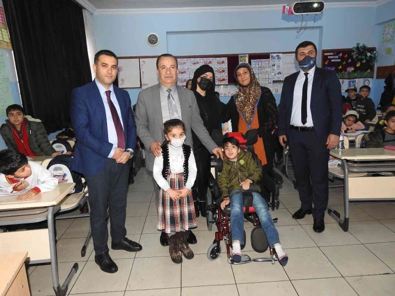 Bebek arabasıyla okula götürülen çocuğa Fatma Şahin sahip çıktı
