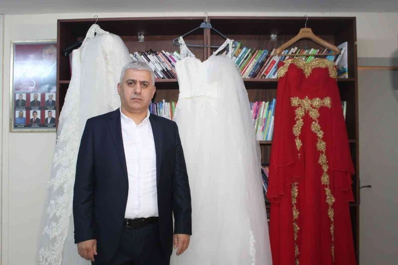 Mahalle muhtarı, muhtarlığı gelinliklerle donattı
