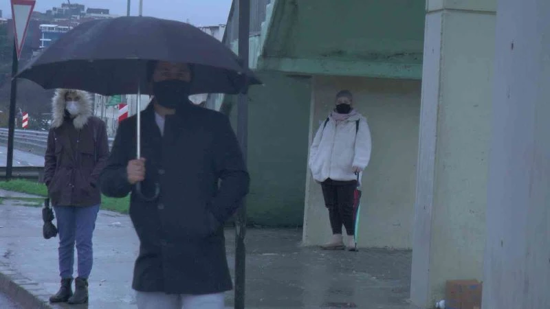 İstanbullular hafta sonuna yağmurla uyandı
