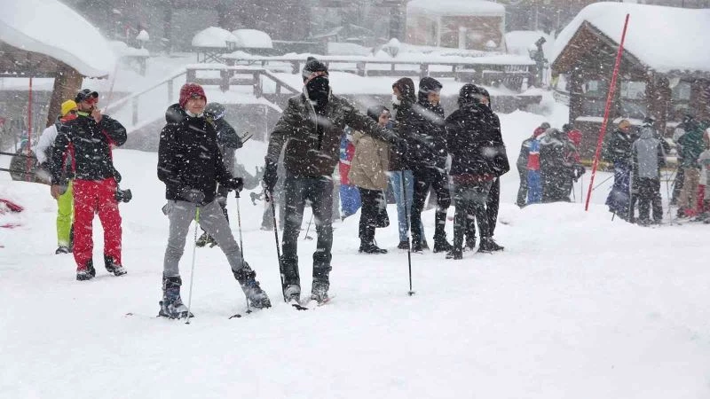 Uludağ’da hafta sonu yoğunluğu pistler doldu taştı
