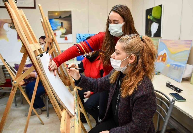 Kadınlar karakalem resim çizmeyi öğreniyor
