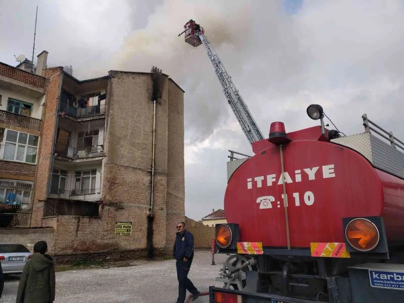 Apartman çatısındaki yangın korkuttu
