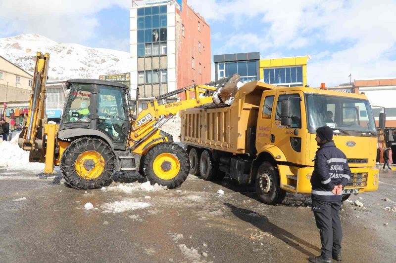 Başkale’de kamyonlarla kar taşınıyor
