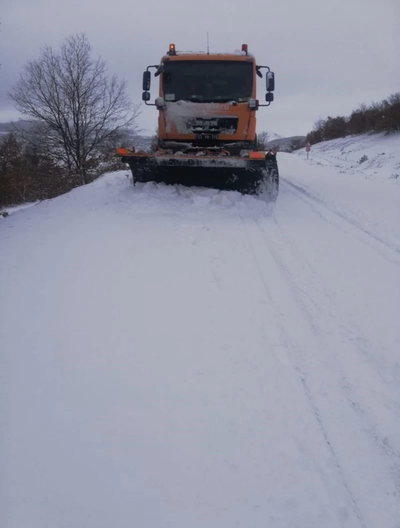 Vali Çiçek: “Tüm ekiplerimiz karla mücadele ediyor”
