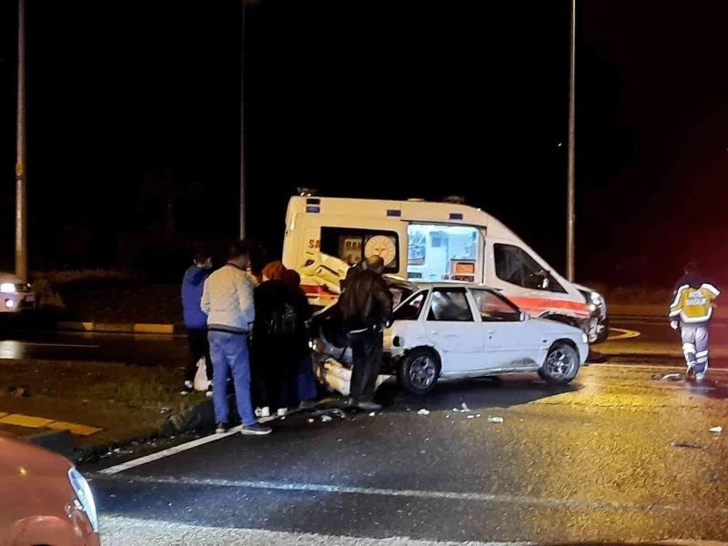 Vakadan dönen ambulans kaza yaptı
