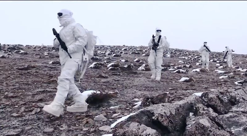 Muş PÖH timinden karlı dağlarda nefes kesen klip
