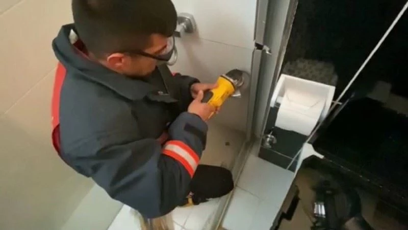 Duşakabine sıkışan muhabbet kuşunu itfaiye kurtardı
