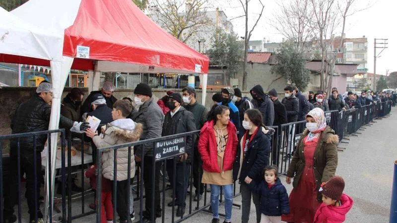 Manisa’da Trabzonsporlu taraftarlardan bir ton hamsi ikramı