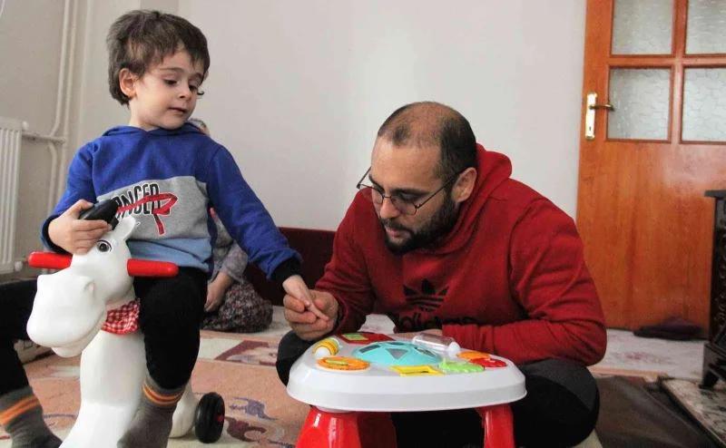 Otizmli çocuğunu topluma kazandırmak için mücadele ediyor
