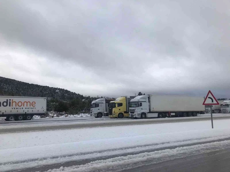 Antalya’dan sebze meyve yükleyip yola çıkan tırların bekleyişi sürüyor
