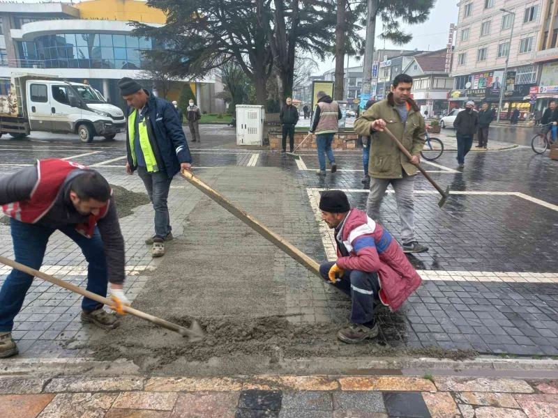 Kaldırımlar düzenleniyor
